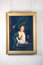 Mädchen am Fenster mit grünem Vorhang