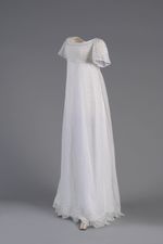 weißes Chemisenkleid mit Ajourstickerei