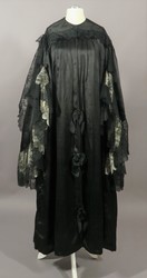 Schwarzseidener Trauermantel mit reichem Spitzenbesatz