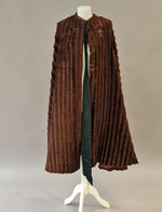 Burnus aus rotbraunem Mohairgewebe mit rotem Seidenfutter