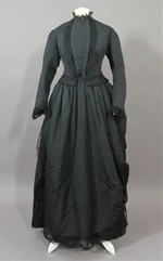 zweiteiliges schwarzes Tournürenkleid