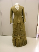 dunkelgrünes Tournürenkostüm mit kurzer Schleppe