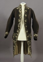 Justeaucorps aus dunkelbraunem Tuch mit Seidenstickerei