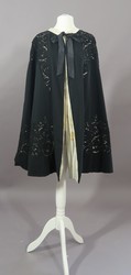Abendcape aus schwarzem Wollstoff, weiß gefüttert