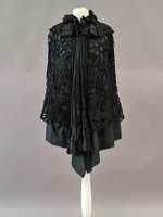 Schwarzer Pelerinenumhang aus Bändchenspitze mit Garnierung aus Seidentaft.