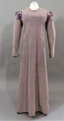 Empirekleid mit engem Halsausschnitt und langen Ärmeln