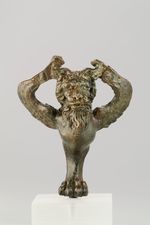 Raubtierklaue mit Löwengreif