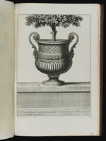 Bronzevase mit Maskenornamenten