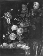 Blumenstrauß in einer Silbervase