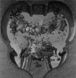 Ein Früchtefeston über einem Piedestal mit Blumen und einem rotem Papagei